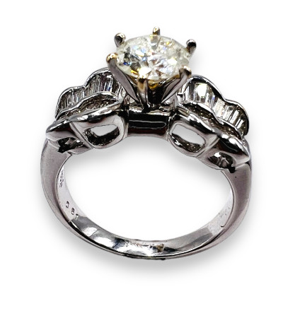 18K White Gold Diamond Engagement Ring - size 7